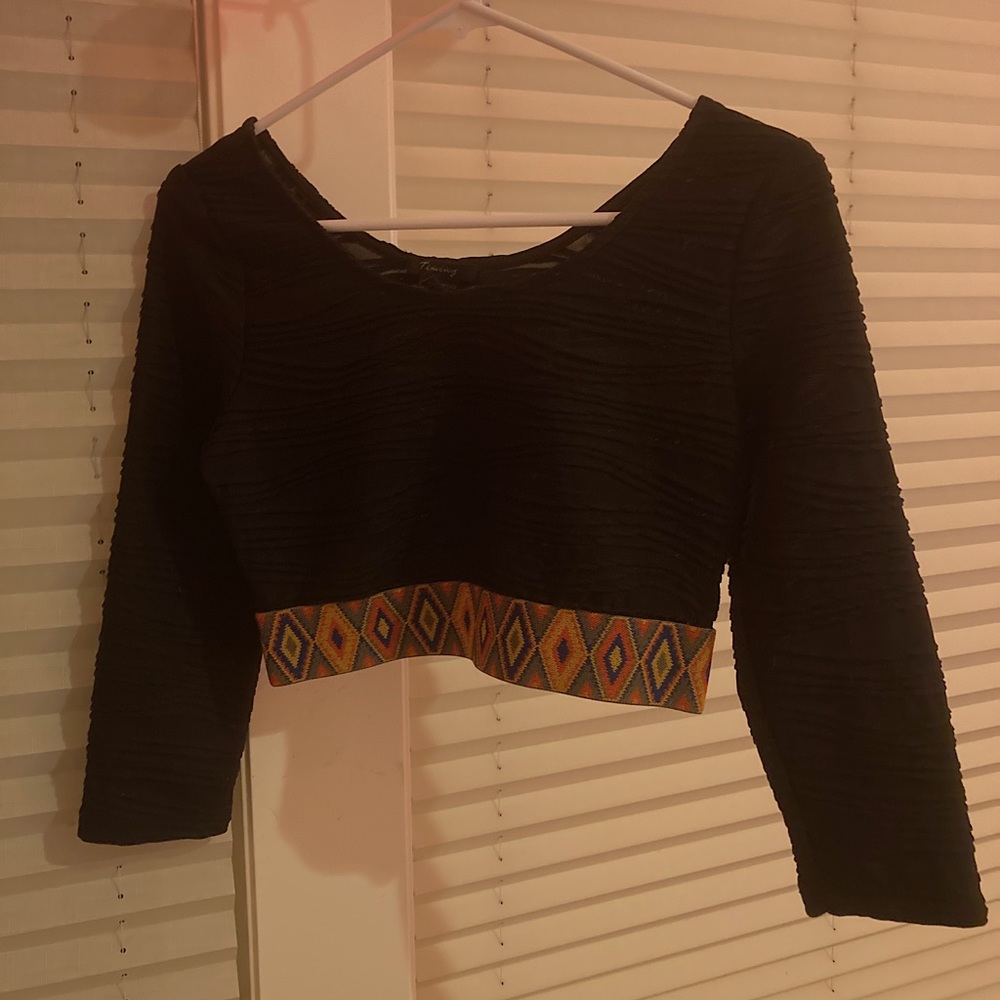 Adorable Black Cropped 3/4ths sleeve top!